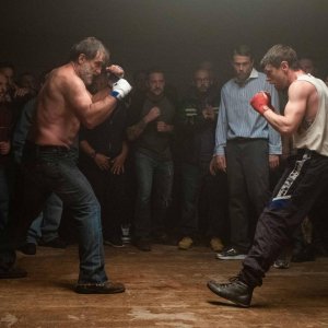 Jungleland: Charlie Hunnam e Jack O'Connell in una scena del film