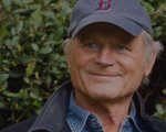 Terence Hill si è vaccinato e ha autografato il simbolo della primula ad Amelia