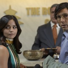 The Serpent: Jenna Coleman e Tahar Rahim in una scena della serie Netflix