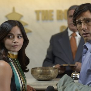 The Serpent: Jenna Coleman e Tahar Rahim in una scena della serie Netflix