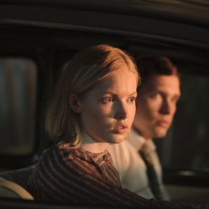 The Serpent: Ellie Bamber e Billy Howle in una scena della serie Netflix