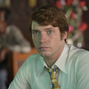 The Serpent: Billy Howle in una scena della serie Netflix