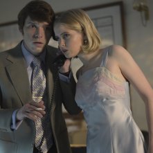 The Serpent: Billy Howle ed Ellie Bamber in una scena della serie Netflix