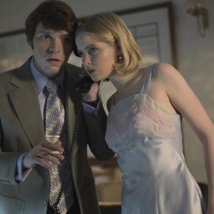 The Serpent: Billy Howle ed Ellie Bamber in una scena della serie Netflix