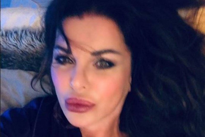 Alba Parietti e la foto del suo bacio "con una donna transgender" su Instagram