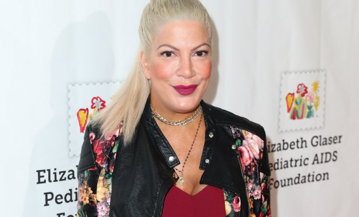 Tori Spelling incinta: il pesce d'aprile finisce in polemica, ecco perché