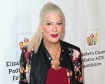 Tori Spelling incinta: il pesce d'aprile finisce in polemica, ecco perché