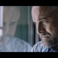 Governance - Il prezzo del potere: Massimo Popolizio in un primo piano