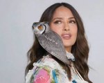 Salma Hayek ha un gufo per amico: 'Adora il vino'