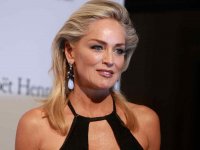 Sharon Stone svela il consiglio che Mick Jagger le diede per dormire: 'La mia stanza era una tomba'