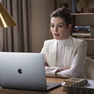 Locked Down: Anne Hathaway seduta al computer in una scena