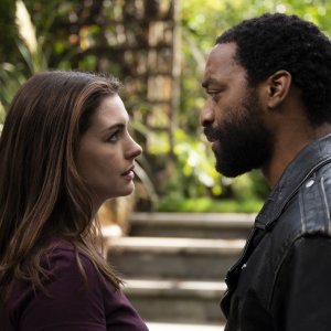 Locked Down: Anne Hathaway e Chiwetel Ejiofor in una scena