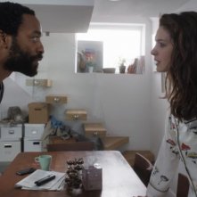 Locked Down: Anne Hathaway e Chiwetel Ejiofor in un'immagine