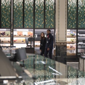 Locked Down: Anne Hathaway e Chiwetel Ejiofor in una scena del film