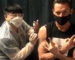 Hugh Jackman: 'I poteri di Wolverine non mi possono salvare dal COVID, il vaccino sì'