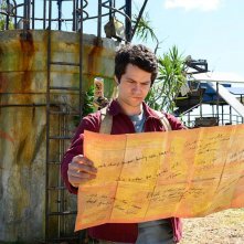 Love and Monsters: Dylan O'Brien mentre legge una mappa
