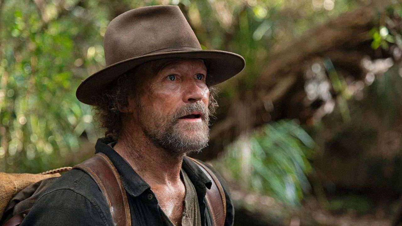 Michael Rooker in una scena di Love and Monsters