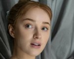 Phoebe Dynevor, la star di Bridgerton irriconoscibile nella prima foto del film The Colour Room