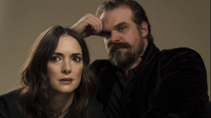 Stranger Things: David Harbour ha ricevuto un regalo che riguarda Winona Ryder... e Johnny Depp