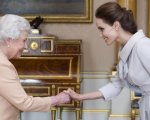Angelina Jolie e Elisabetta II del Regno Unito: quando la Regina incontrò la diva di Hollywood