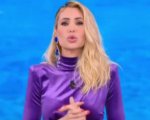 Isola dei famosi 2021, Ilary Blasi stuzzica Akash Kumar: 'mi presento visto che non mi conosci'