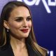 Natalie Portman star de I giorni dell'abbandono, tratto dal libro di Elena Ferrante