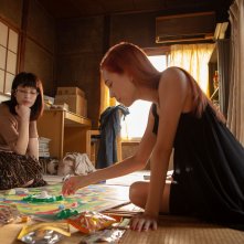 Ride or Die: Kiko Mizuhara, Honami Sato giocano insieme con un gioco da tavolo