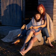 Ride or Die: Kiko Mizuhara, Honami Sato abbracciate sul portico