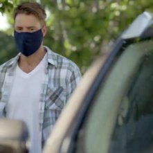 This is Us 5: Justin Hartley in una scena con la mascherina