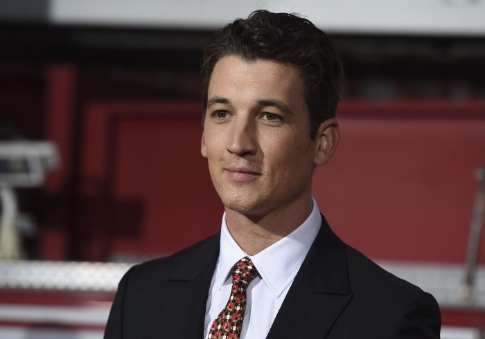 Top Gun: Maverick, Miles Teller ha ereditato i baffi di Goose (FOTO)