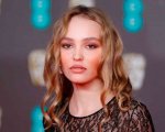 Lily-Rose Depp svela gli insegnamenti di Johnny Depp sui pericoli della fama