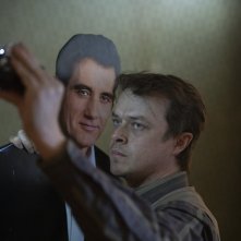 Lisey's Story: Dane DeHaan si scatta un selfie col cartonato di Clive Owen