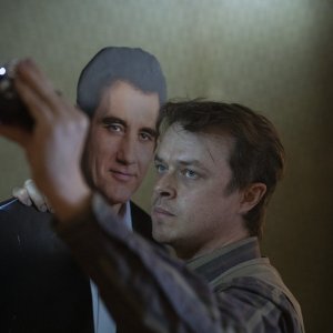 Lisey's Story: Dane DeHaan si scatta un selfie col cartonato di Clive Owen