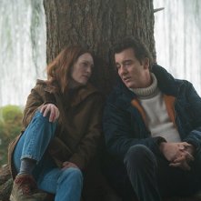 Lisey's Story: Julianne Moore e Clive Owen seduti vicino a un albero