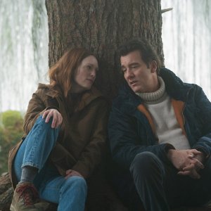 Lisey's Story: Julianne Moore e Clive Owen seduti vicino a un albero