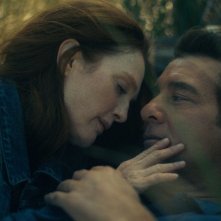 Lisey's Story: Julianne Moore e Clive Owen seduti in un momento romantico