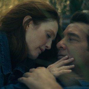 Lisey's Story: Julianne Moore e Clive Owen seduti in un momento romantico