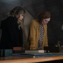 Lisey's Story: Julianne Moore e Jennifer Jason Leigh in una scena