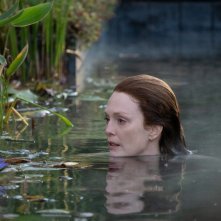 Lisey's Story: Julianne Moore nuota in un lago