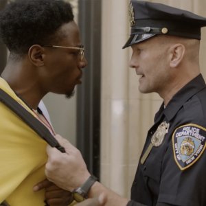 Due estranei: un'immagine