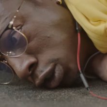 Due estranei: una sequenza del film