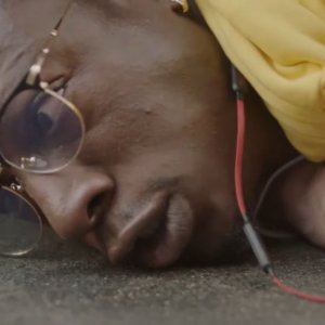 Due estranei: una sequenza del film