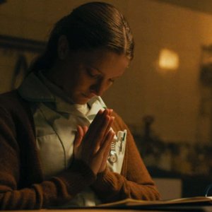 Santa Maud: una sequenza del film