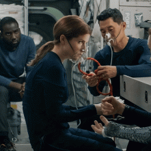 Estraneo a bordo: Anna Kendrick, Toni Collette, Daniel Dae Kim e Shamier Anderson in una scena del film