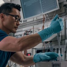 Estraneo a bordo: Daniel Dae Kim in una scena del film