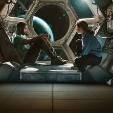 Estraneo a bordo: Anna Kendrick e Shamier Anderson in una scena del film