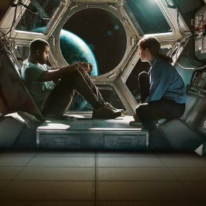 Estraneo a bordo: Anna Kendrick e Shamier Anderson in una scena del film