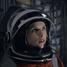 Estraneo a bordo: Anna Kendrick in una scena del film
