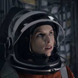 Estraneo a bordo: Anna Kendrick in una scena del film