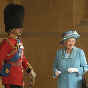 Il Principe Filippo e la Regina Elisabetta II: la foto dello scherzo alla sovrana